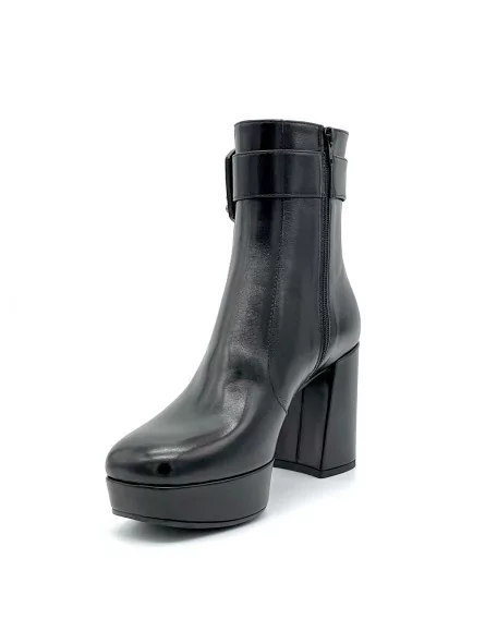 Black leather boot with buckle accessory. Leather lining, rubber sole. 9 cm heel