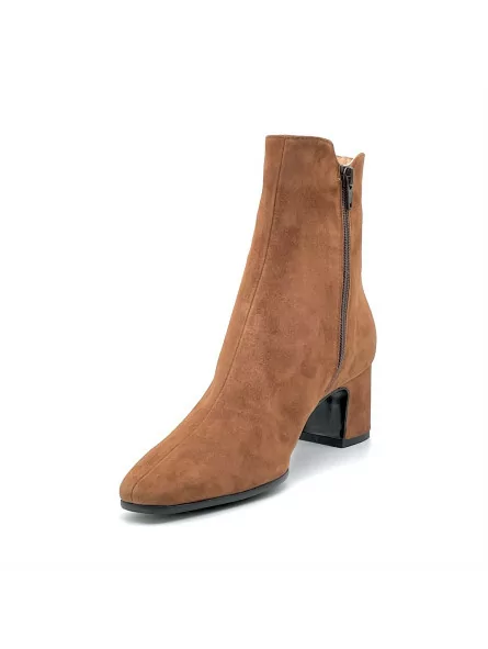 Caramel colour suede boot. Leather lining, leather sole. 5,5 cm heel.