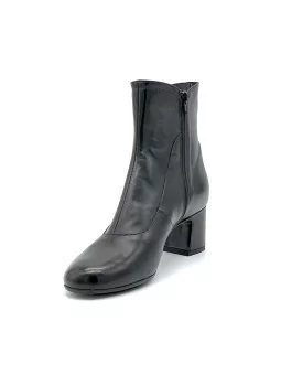 Black leather boot with covered button. Leather lining, leather sole. 5,5 cm hee
