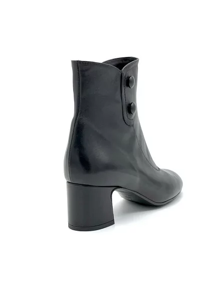 Black leather boot with covered button. Leather lining, leather sole. 5,5 cm hee
