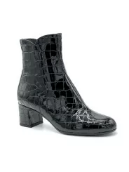Black printed patent leather boot. Leather lining, leather sole. 5,5 cm heel.