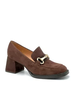 Brown suede moccasin with brown grosgrain ribbon and golden clamp accessory. Lea