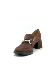 Brown suede moccasin with brown grosgrain ribbon and golden clamp accessory. Lea