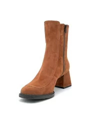 Caramel colour suede boot. Leather lining, rubber sole. 6 cm heel.