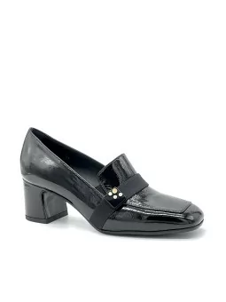 Black patent leather with creased effect moccasin with accessory and gros grain 