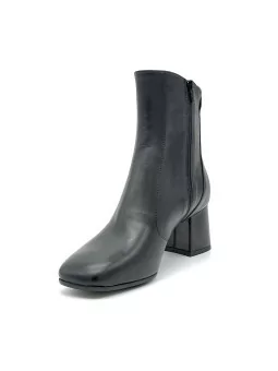 Black leather boot. Leather lining, leather and rubber sole. 5,5 cm heel.