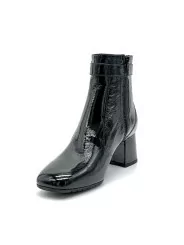 Black patent leather with creased effect and covered buckle boot. Leather lining