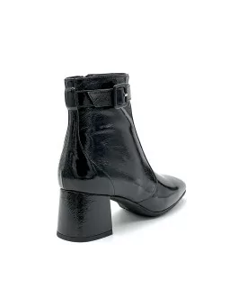 Black patent leather with creased effect and covered buckle boot. Leather lining