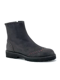 Grey suede boot with bordeaux laminate leather details. Leather lining, rubber s