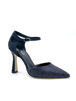 Blue 100% silk and raffia D’orsay. Leather lining. Leather sole. 9,5 cm heel.