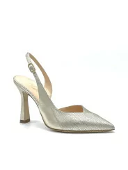 Golden laminate leather slingback. Leather lining. Leather sole. 9,5 cm heel.