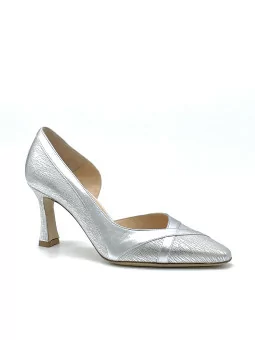 Laminate silver leather pump. Leather lining. Leather sole. 8,5 cm heel.