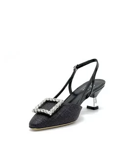Black leather and raffia slingback with jewel buckle. Leather lining. Leather so