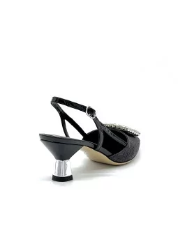 Black leather and raffia slingback with jewel buckle. Leather lining. Leather so