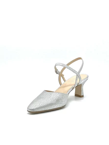 Silver leather slingback. Leather lining. Leather sole. 5,5 cm heel.