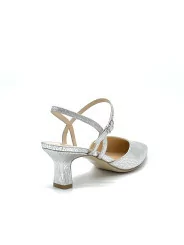 Silver leather slingback. Leather lining. Leather sole. 5,5 cm heel.