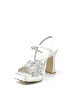White 100% silk sandal with rhinestones. Leather lining. Leather sole. 9,5 cm he