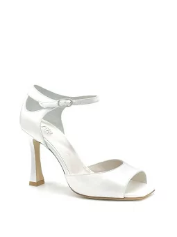 White pearl leather sandal with ankle strap. Leather lining. Leather sole. 9,5 c