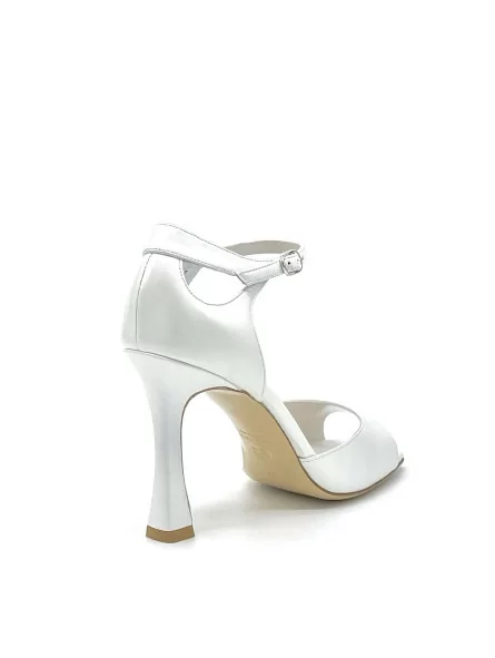 White pearl leather sandal with ankle strap. Leather lining. Leather sole. 9,5 c