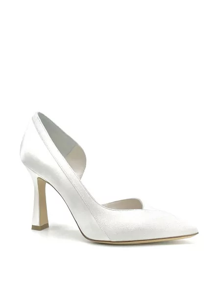 White laminate fabric and silk pump with internal opening. Leather lining. Leath