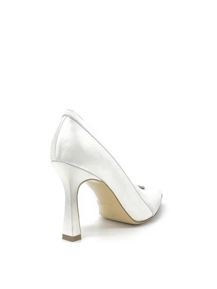 White laminate fabric and silk pump with internal opening. Leather lining. Leath