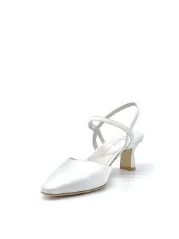 White pearl leather slingback. Leather lining. Leather sole. 5,5 cm heel.