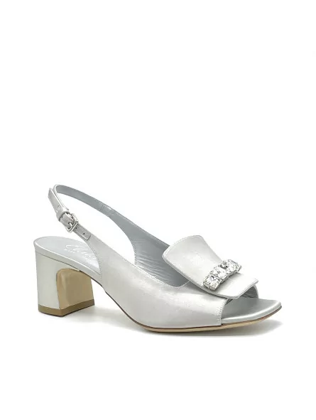 Silver silk satin sandal with jewel accessory. Leather lining. Leather sole. 5,5