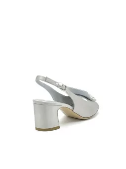 Sandalo in raso di seta argento e accessorio gioiello. Fodera in seta, suola in 