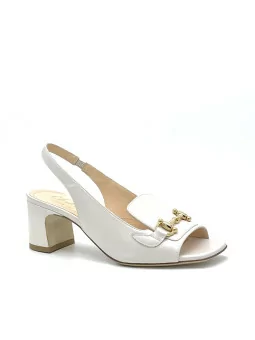 Butter-coloured leather sandal with golden clamp. Leather lining. Leather sole. 