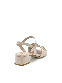 Nude colour patent leather sandal with matching accessory. Leather lining. Leath