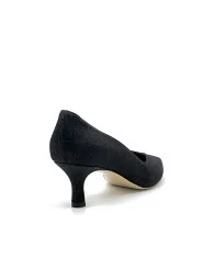 Black laminate fabric pump with V-neck, open from the inside. Leather lining Lea
