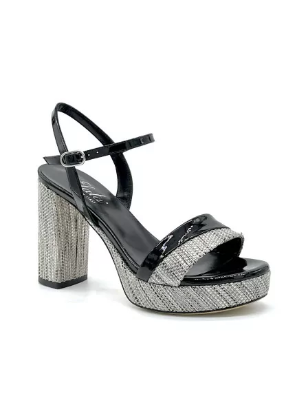 Black patent leather and black/beige raffia sandal. Leather lining. Leather sole