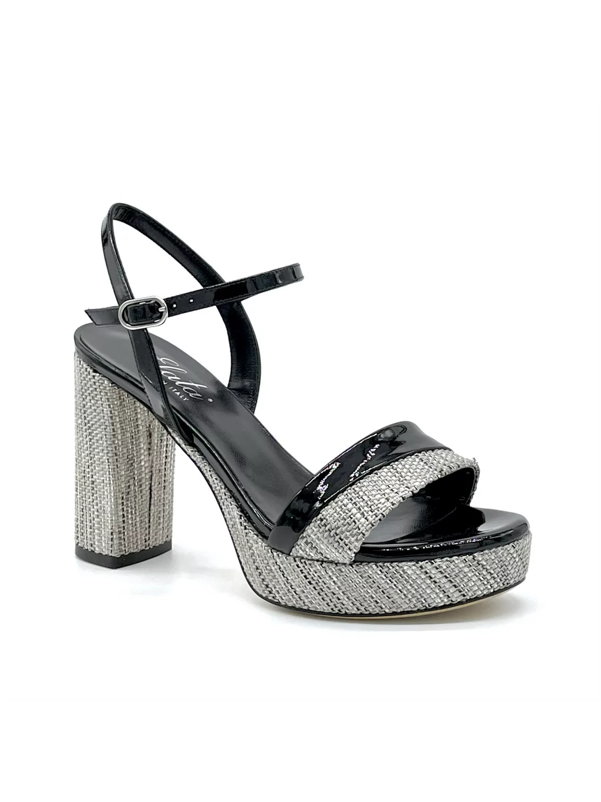Black patent leather and black/beige raffia sandal. Leather lining. Leather sole