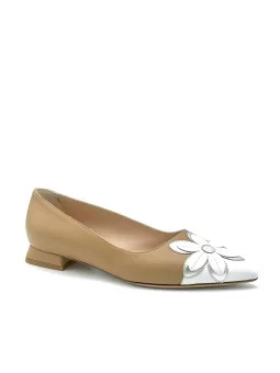 Tan and white leather ballerina with “flower” detail. Leather lining. Leathe