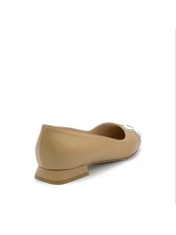 Tan and white leather ballerina with “flower” detail. Leather lining. Leathe
