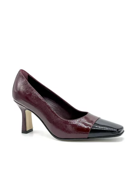 Black patent leather and bordeaux patent with creased effect pump. Leather linin