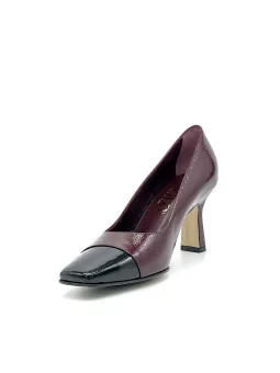 Black patent leather and bordeaux patent with creased effect pump. Leather linin