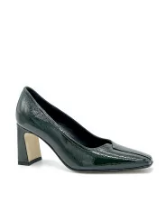 Green patent with creased effect pump. Leather lining, leather and rubber sole. 