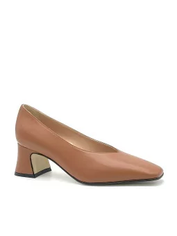 Caramel color leather pump.  Leather lining, leather and rubber sole. 5,5 cm hee