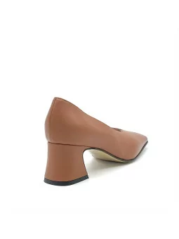 Caramel color leather pump.  Leather lining, leather and rubber sole. 5,5 cm hee