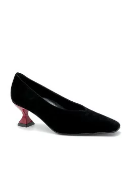 Black suede pump with red enameled heel. Leather lining, leather sole. 5,5 cm he