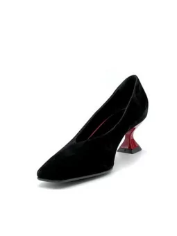 Black suede pump with red enameled heel. Leather lining, leather sole. 5,5 cm he