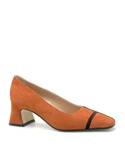 Pumpkin color suede pump with brown suede details. Leather lining, leather and r