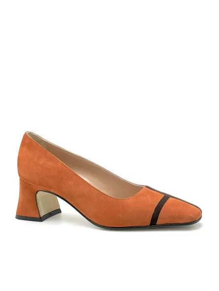 Pumpkin color suede pump with brown suede details. Leather lining, leather and r