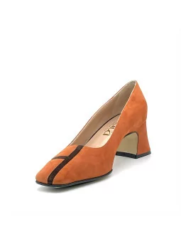 Pumpkin color suede pump with brown suede details. Leather lining, leather and r