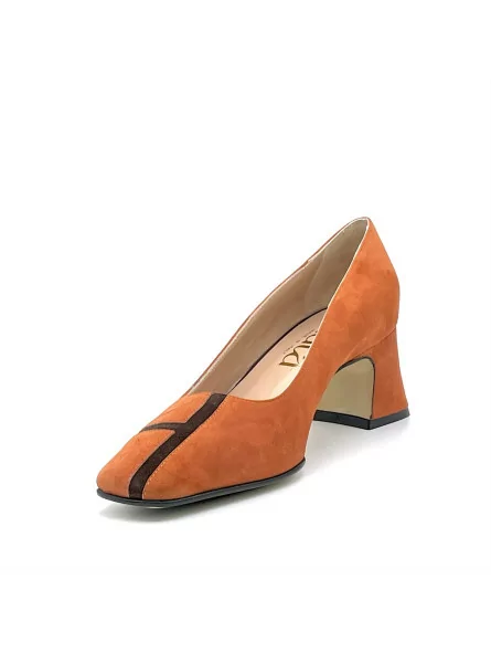 Pumpkin color suede pump with brown suede details. Leather lining, leather and r