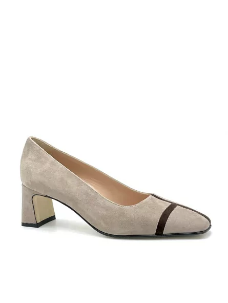 Cream color suede pump with brown suede details. Leather lining, leather and rub