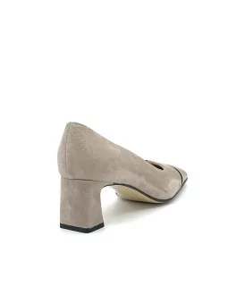 Cream color suede pump with brown suede details. Leather lining, leather and rub