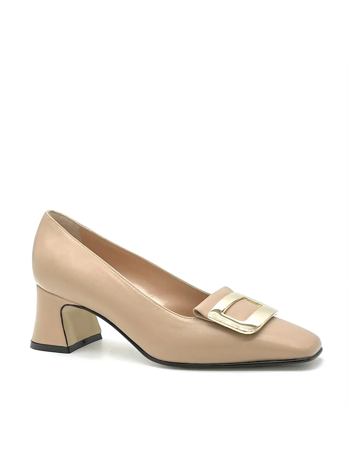 Light beige leather pump with gold metal buckle. Leather lining, leather and rub