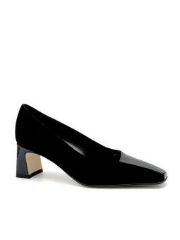 Black suede and patent pump. Leather lining, leather and rubber sole. 5,5 cm hee